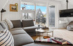 TV - Amazing home in Farsø with WiFi (Farsø)