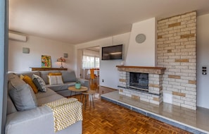 Smart TV - Beach front home in Medulin (Medulin)