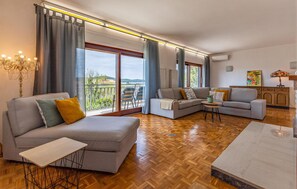 Smart TV - 5 bedroom awesome home in Medulin (Medulin)