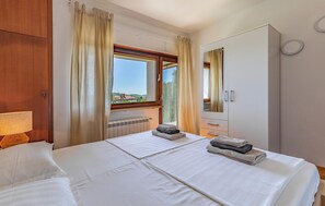 5 bedrooms, travel crib, free WiFi, bed sheets - Beach front home in Medulin (Medulin)