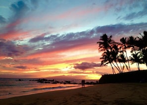 Una playa cerca, sillas reclinables de playa, toallas de playa