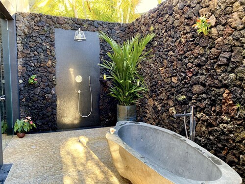 Lux family-friendly. Steps to beaches, restaurants & shopping.