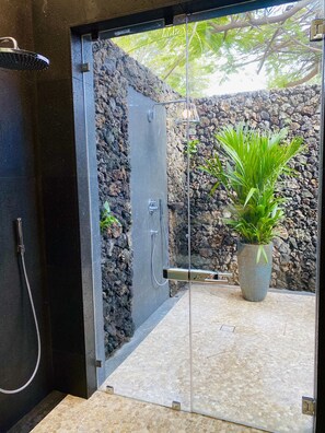 Ducha y bañera combinadas, bañera de hidromasaje, secador de pelo y bidé