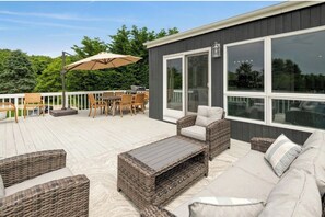 Outdoor dining - SERENE SALTBOX WITH POND & SUNSET VIEWS (Montauk)
