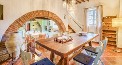 Nice home in Foiano with private swimming pool, can be inside or outside