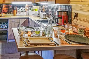 Frigorífic, microones, placa de cuina i cafetera i tetera 