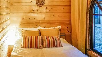 3 bedrooms, travel cot, free WiFi, bed sheets