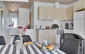Fridge, microwave, stovetop, dishwasher - Amazing home in Vestervig with sauna (Vestervig)