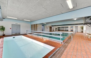 من حمّامات السباحة المغطاة