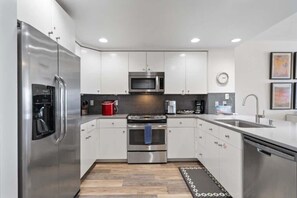 Fridge, microwave, oven, stovetop - Beach Days Made Easy – 2BR Beachfront Getaway on the Sand (Pensacola Beach)