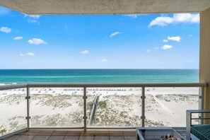 On the beach, sun-loungers, beach towels - Emerald Isle 705 - 𝑳𝒆 𝑴𝒆𝒓 (Pensacola Beach)