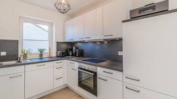 Refrigerador, parrilla de estufa, lavavajillas y cafetera y tetera