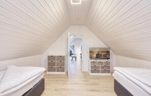 2 bedrooms, travel crib, free WiFi