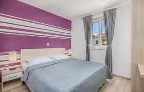 1 chambre, lit parapluie, Wi-Fi gratuit, draps fournis