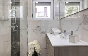 Douche, sèche-cheveux