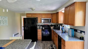Coffee/tea maker, fridge, microwave, oven