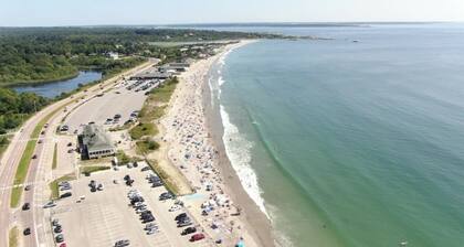 Spacious 5BR Beach House Vacation-walk to Scarborough!