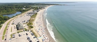 Spacious 5BR Beach House Vacation-walk to Scarborough!