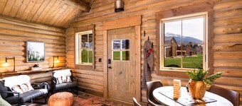 Cozy Log Cabin near Yellowstone River and Park