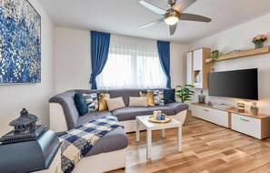 Smart TV, chimenea, futbolito y estéreo 