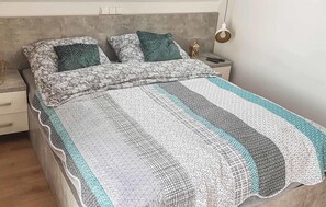 3 bedrooms, travel cot, free WiFi, bed sheets