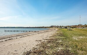 Beach nearby - Lovely home in Broager with kitchen (Broager)