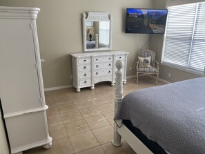 2 bedrooms, iron/ironing board, WiFi - Siesta Sunrise II-Between the Beach and Village (Siesta Key)