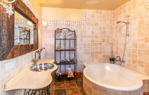 Baignoire, séchoir à cheveux