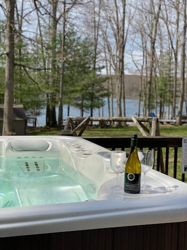 Lakefront, Wooded, & Secluded Home - Family Dogs Welcome.