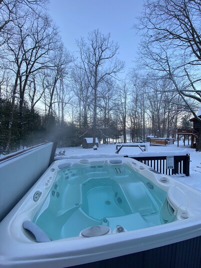 Lakefront, Wooded, & Secluded Home - Family Dogs Welcome.