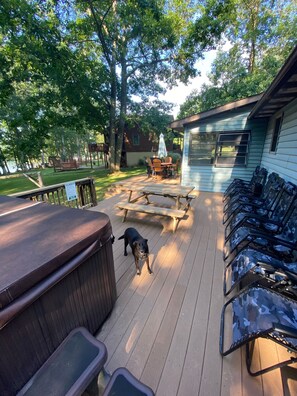 Outdoor dining - Lakefront, Wooded, & Secluded Home - Family Dogs Welcome. (Oakland)