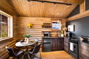 Fridge, microwave, oven, stovetop - Cozy Log Cabin in the Heart of Paradise Valley, Montana (Livingston)