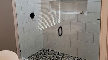 Ensemble douche/baignoire, serviettes fournies, savon, papier toilette