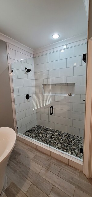 Ensemble douche/baignoire, serviettes fournies, savon, papier toilette
