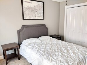4 habitaciones, escritorio y tabla de planchar con plancha