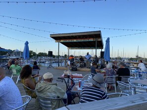 Dining - Tall Oaks -nearby walk to  the beach -Muskegon Pere Marquette park in Bluffton  (Muskegon)