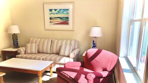 Smart TV, table football, ping pong, books - Tall Oaks -nearby walk to  the beach -Muskegon Pere Marquette park in Bluffton  (Muskegon)