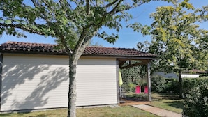 Un petit bâtiment d’un seul étage, doté d’un toit en tuiles et d’un porche abrité.