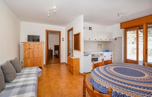 1 bedroom, travel crib, bed sheets