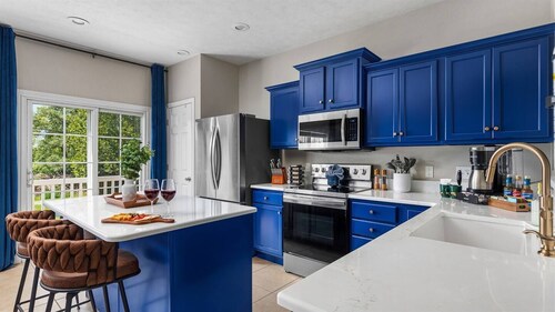 Walk to ND/SMC - Redesigned Condo Sleeps 10