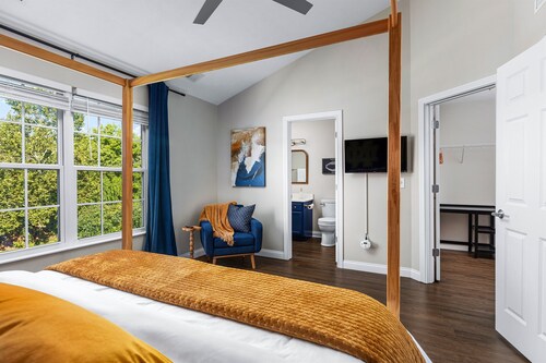 Walk to ND/SMC - Redesigned Condo Sleeps 10