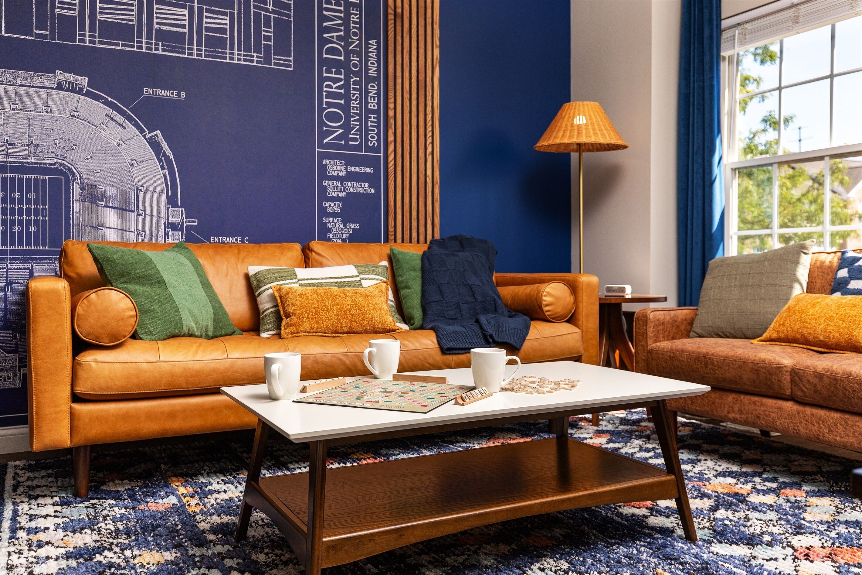 Una Smart TV, una chimenea, un reproductor de DVD