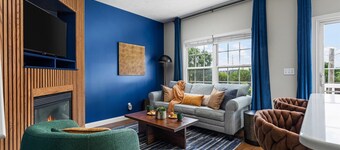 Walk to ND/SMC - Redesigned Condo Sleeps 10