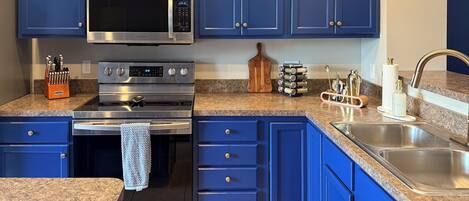 Een koelkast, een microgolfoven, een oven, een kookplaat