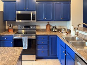 Een koelkast, een microgolfoven, een oven, een kookplaat