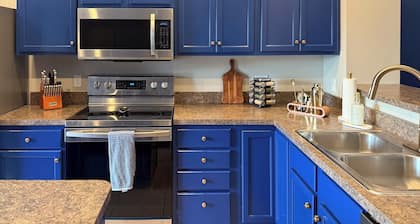 Walk to ND/SMC - Redesigned Condo Sleeps 10