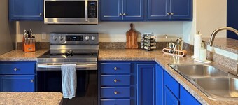 Walk to ND/SMC - Redesigned Condo Sleeps 10