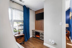 Interior - Walk to ND/SMC - Redesigned Condo Sleeps 10 (South Bend)