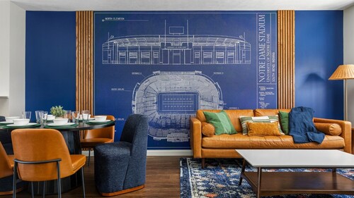 Walk to ND/SMC - Redesigned Condo Sleeps 10