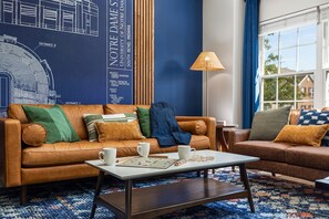 Smart TV, fireplace, DVD player - Walk to ND/SMC - Redesigned Condo Sleeps 10 (South Bend)